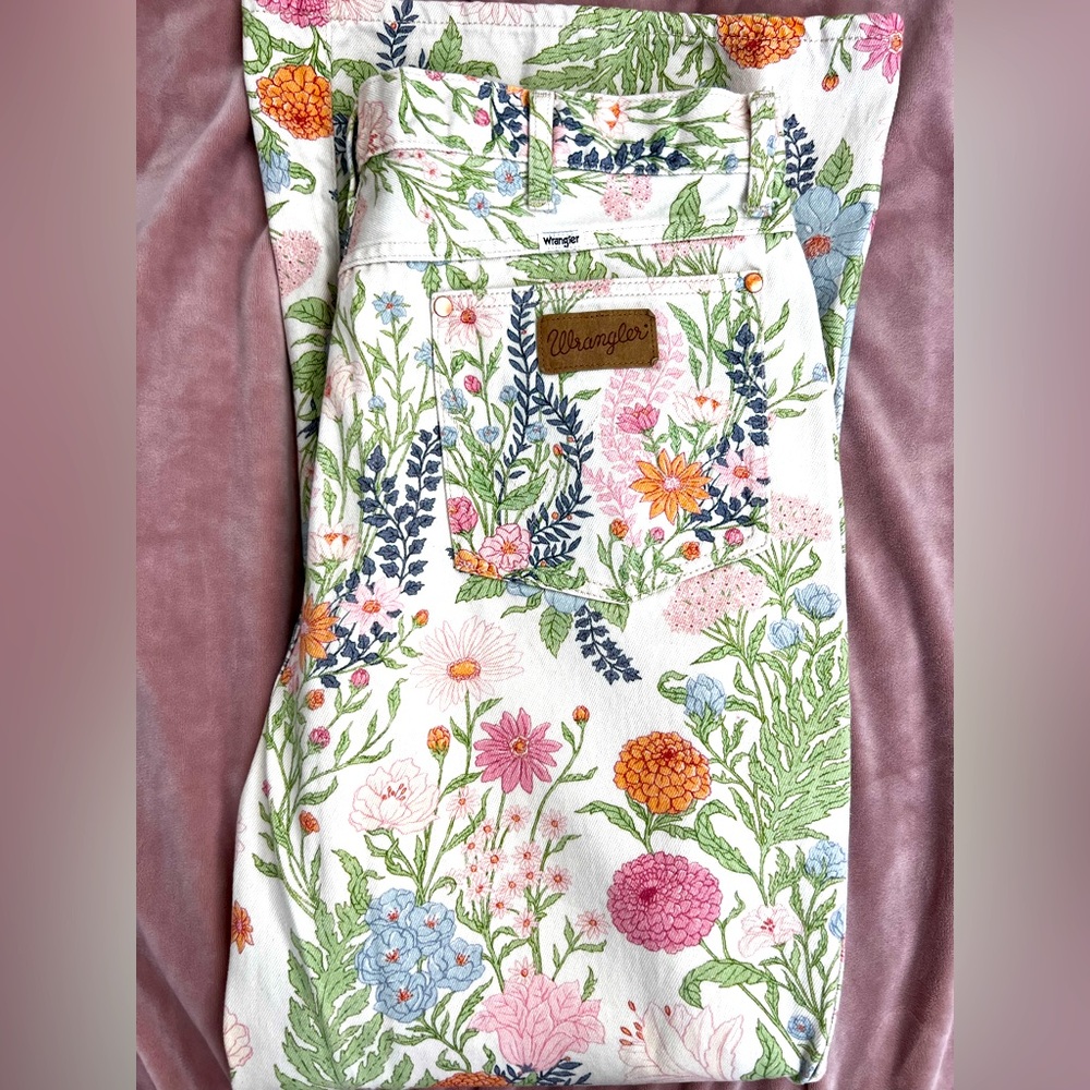 Wrangler high rise flare Jean- Excellent condition. Never worn